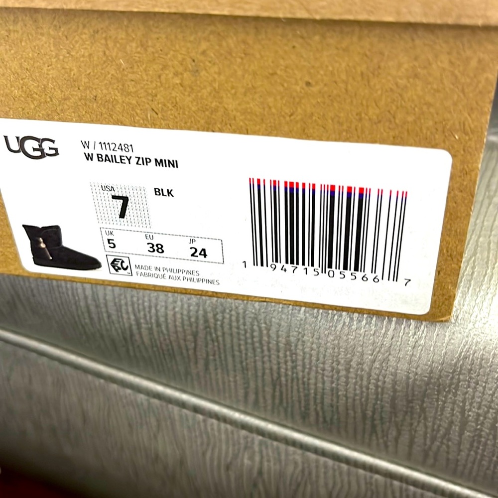 UGG Mini Bailey Zip 7 Black New